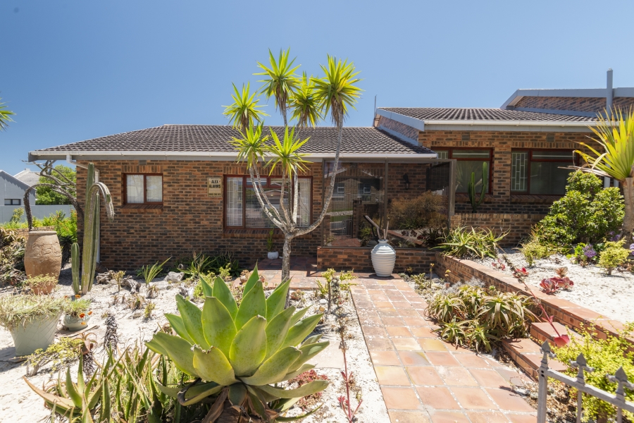 4 Bedroom Property for Sale in Middedorp Western Cape